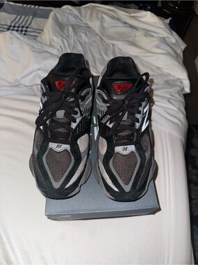 New Balance Men's Black and Gray Athletic Sneakers